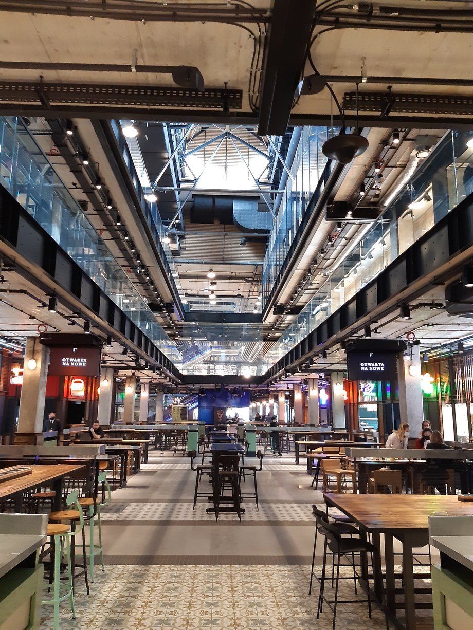 Strefa restauracyjna food hall w budynku maszynowni