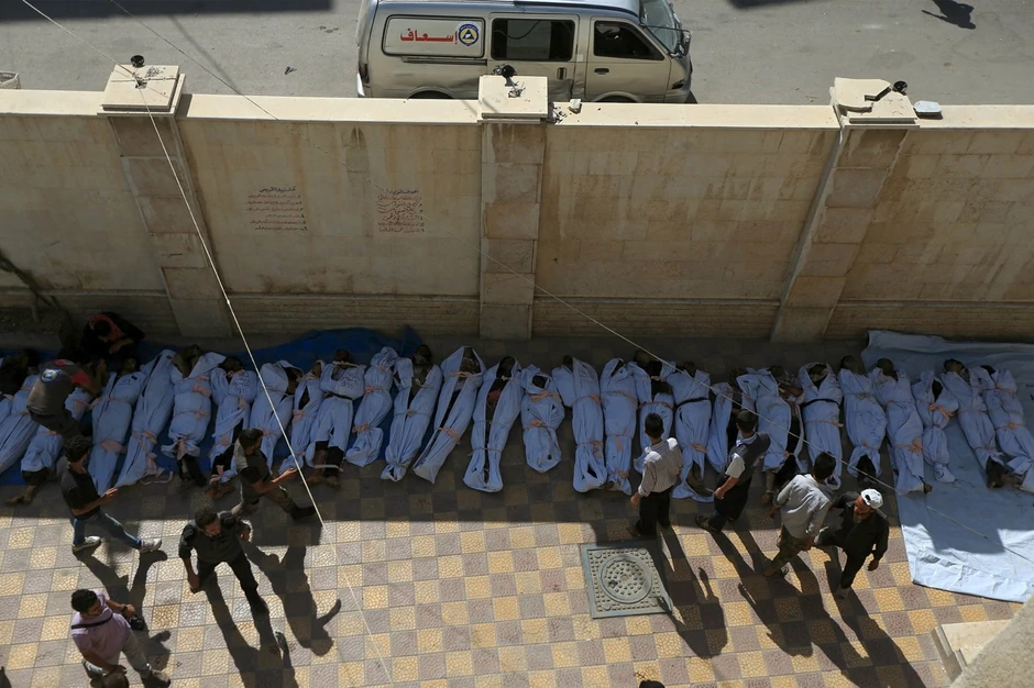 Tela žrtava se ređaju po ulici, a zatim sahranjuju u masovnim grobnicama