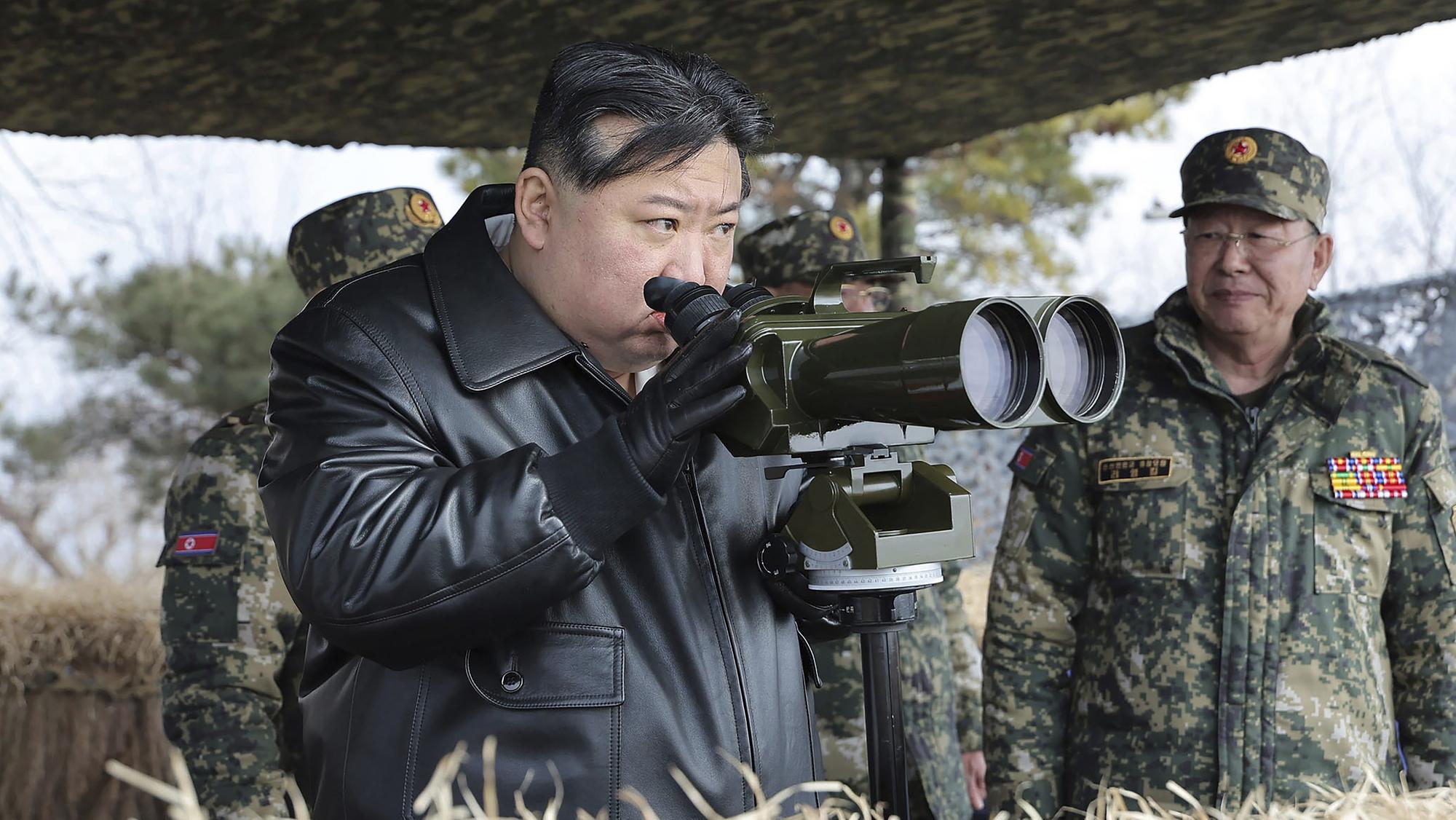 Severokórejský vodca Kim Čong-un dohliadal na cvičenie simulujúce jadrový protiútok.