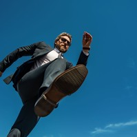 Mindenki sétálni jár, pedig 60 év felett van egy jobb módja is a lábak erősítésének