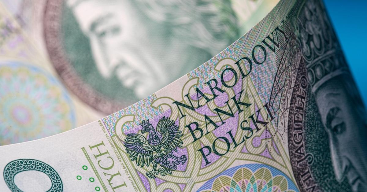  Kursy walut: Złoty w poniedziałek wieczorem tracił do euro, dolara i franka