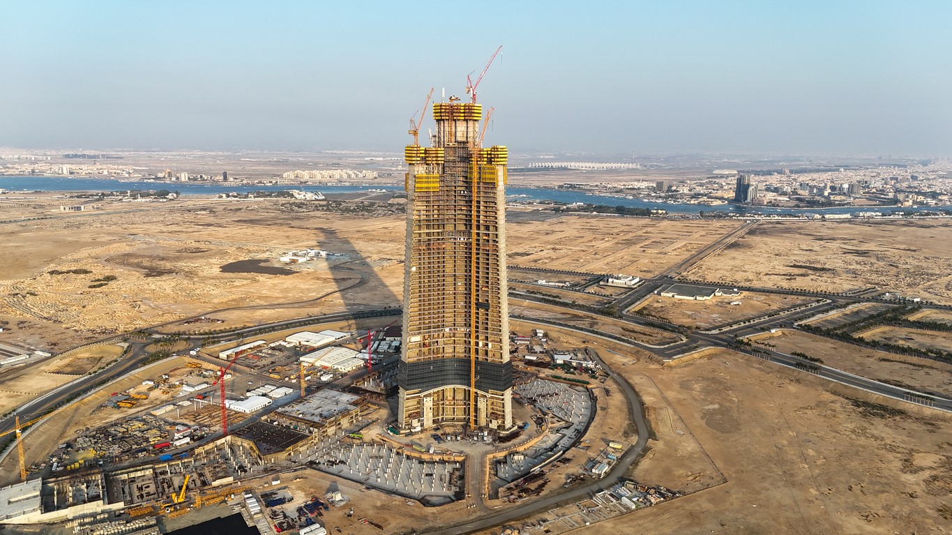 Jeddah Tower vo výstavbe v saudskoarabskej Džidde v apríli 2025. Po dokončení má ako prvý mrakodrap na svete prekonať výšku jedného kilometra a získať titul najvyššej budovy planéty. (Ilustračný obrázok)