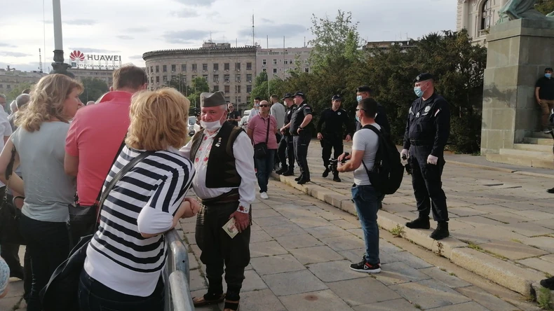 Miladin Ševarlić sa grupom građana koja je došla da mu pruži podršku