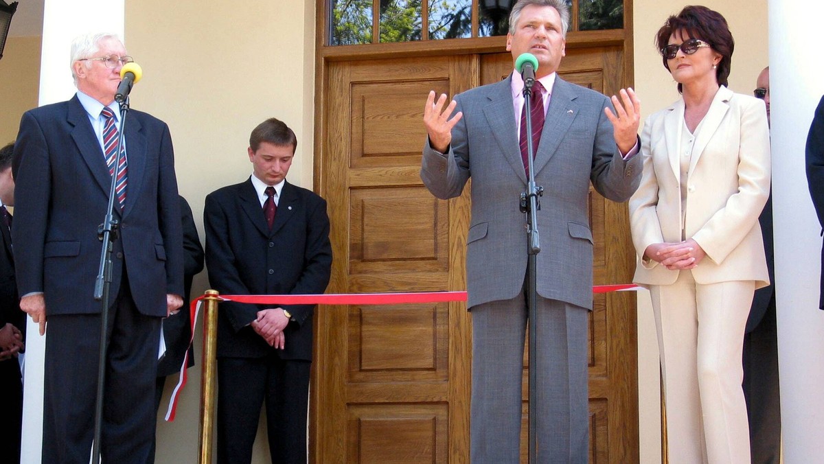 "Gazeta Wyborcza" informuje, że przed planowaną wizytą Bronisława Komorowskiego w Ciechocinku trwa wielkie poruszenie. Prezydent otworzy tam nowe skrzydło 22. Wojskowego Szpitala Rehabilitacyjno-Uzdrowiskowego, w którym leczą się weterani z Afganistanu i Iraku, ale uroczystość psuje incydent w prezydenckim dworku. Wymieniono tam artystyczną i pamiątkową tablicę, a nowa nie wspomina, że dworek odnowił Aleksander Kwaśniewski - podaje gazeta. Jak jednak informuje Kancelaria Prezydenta planowane jest przeniesienie tablicy. Nikt nie zamierza jej usuwać.