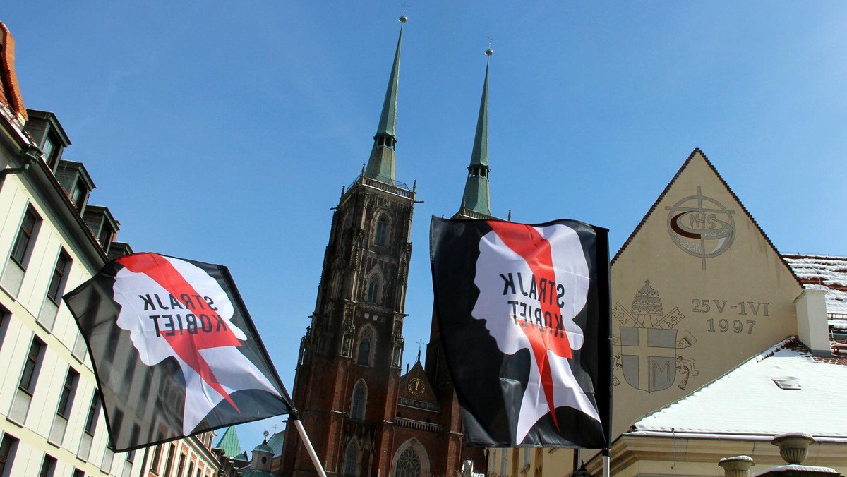 Wybory prezydenckie 2020. Andrzej Duda we Wrocławiu. Strajk Kobiet protestuje