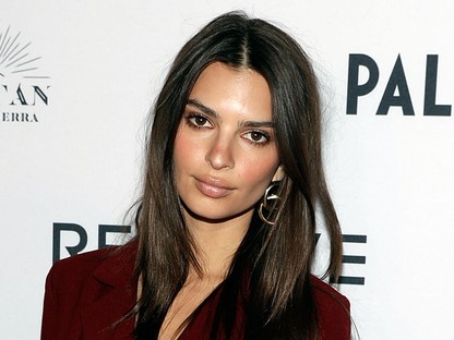 Emily Ratajkowskinak kár volt bikinit felvenni, így is lehetett látni mindenét