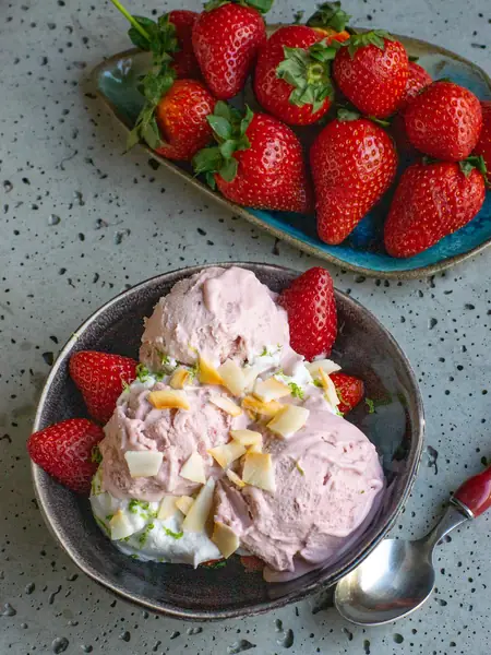 Lody truskawkowe z kokosową bitą śmietanką 