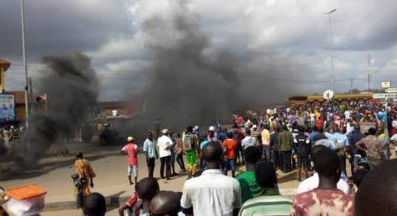 Mob set 2 suspected phone thieves ablaze in Onitsha. [NAN]