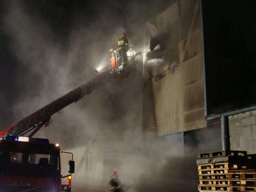 Strażak ranny w wielkim pożarze fabryki
