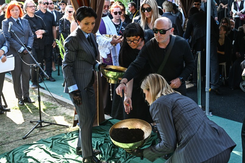 Prochy artysty złożono w grobie na cmentarzu Powązki Wojskowe w Warszawiei