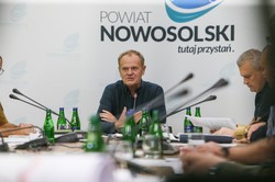 Kto dezinformuje ws. powodzi? Tusk: Służby jednego państwa na wschód od nas