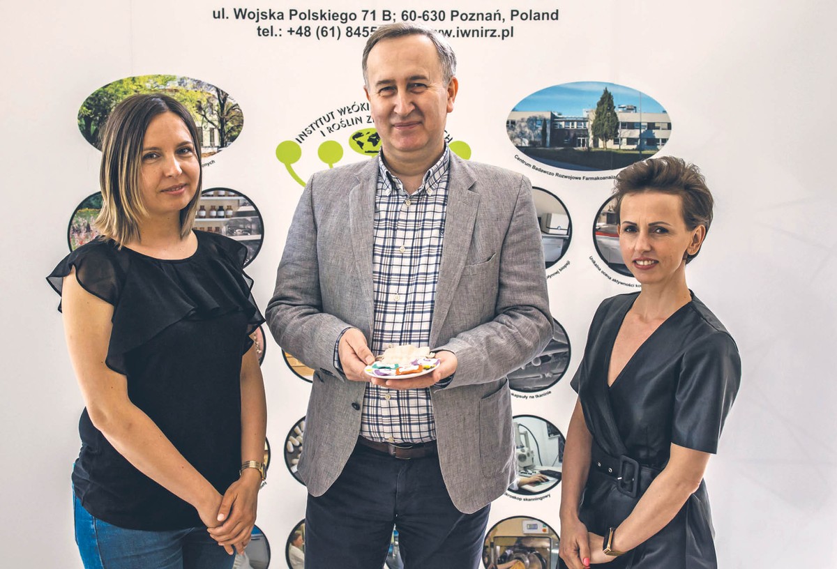 Pracownicy Instytutu Włókien Naturalnych i Roślin Zielarskich – Państwowego Instytutu Badawczego w Poznaniu: Marta Gromek, Janusz Jankowiak, Natalia Kryszak