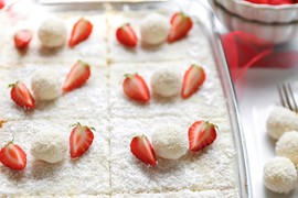 RAFELO KOLAČ SA JAGODAMA je savršenstvo bez mane: Za ovaj recept vam treba samo nekoliko minuta i ubedljivo je najlepša letnja poslastica