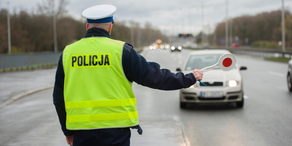 Nowe przepisy ujednolicają m.in. dopuszczalną prędkość w obszarze zabudowanym, obniżając ją do 50 km/h bez względu na porę doby. 