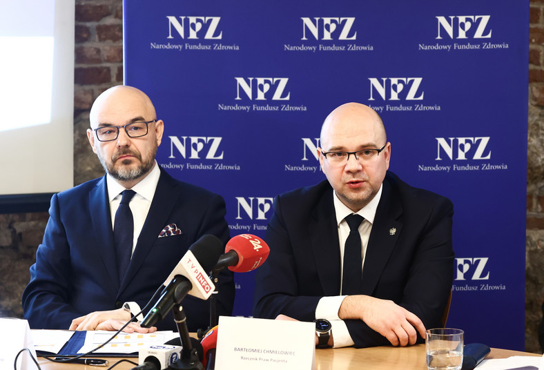 Prezes NFZ Filip Nowak (L) i rzecznik praw pacjenta Bartłomiej Chmielowiec (P)