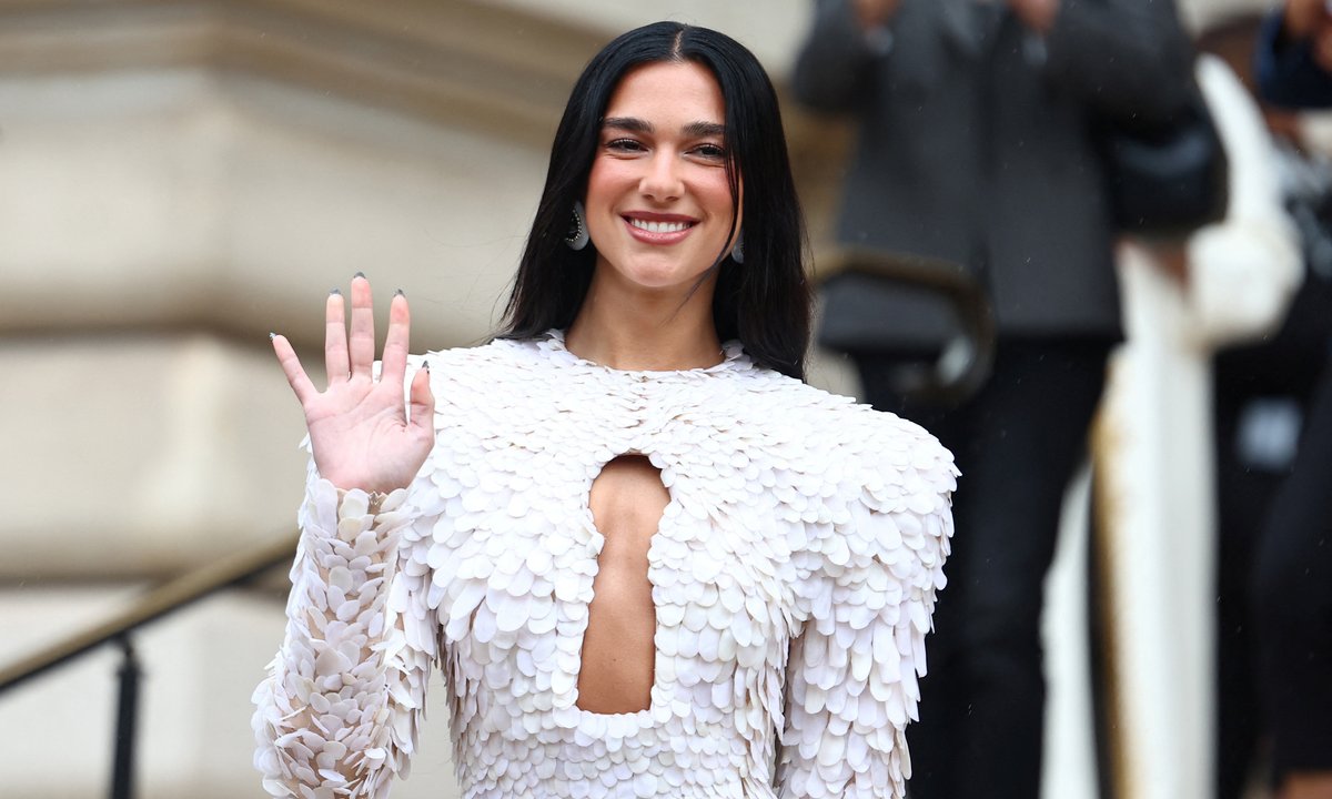 Modne paznokcie na lato w stylu it-girls. Hailey Bieber, Dua Lipa i Selena Gomez wybierają te trendy w manicure