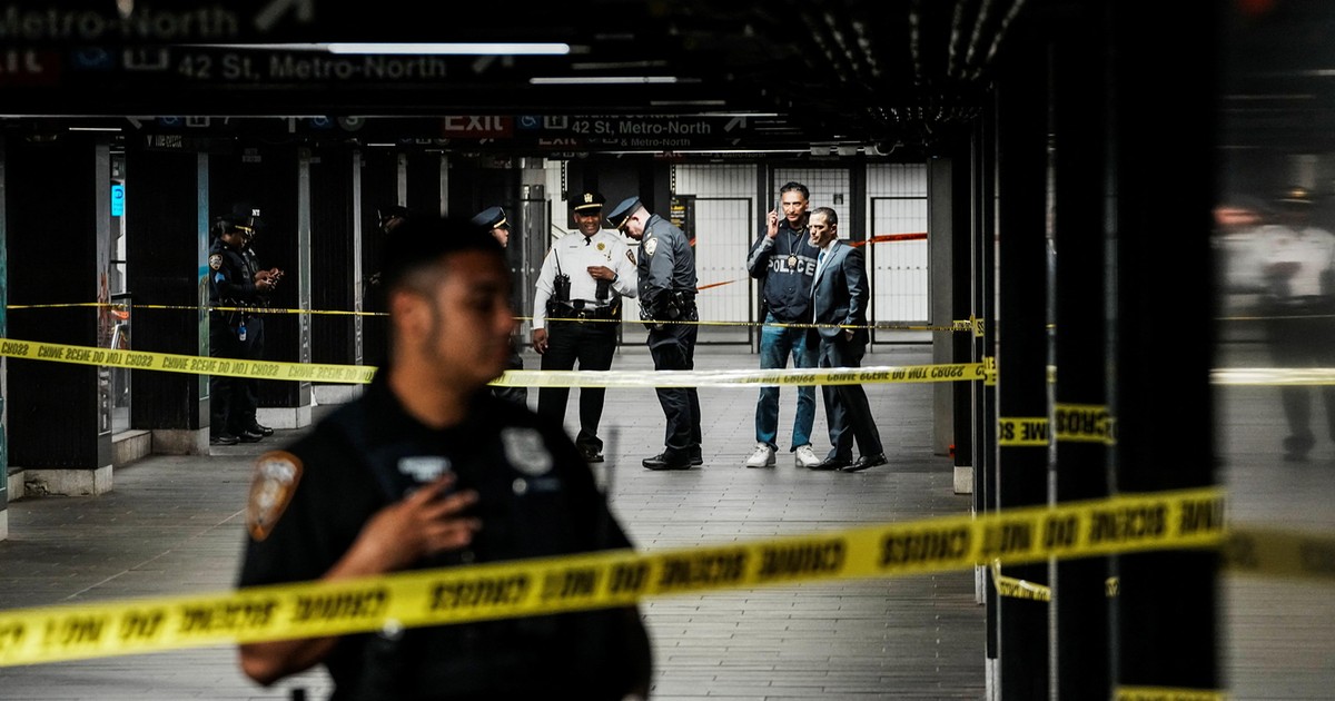 Mężczyzna z maczetą rzucił się na pasażerów metra. Trzy osoby ranne