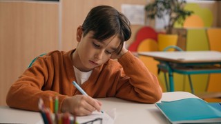 1100 zł dla rodziców każdego ucznia w roku szkolnym 2025/2026, dla niektórych nawet 1740 zł. Złożysz wniosek wcześniej, pieniądze dostaniesz w wakacje