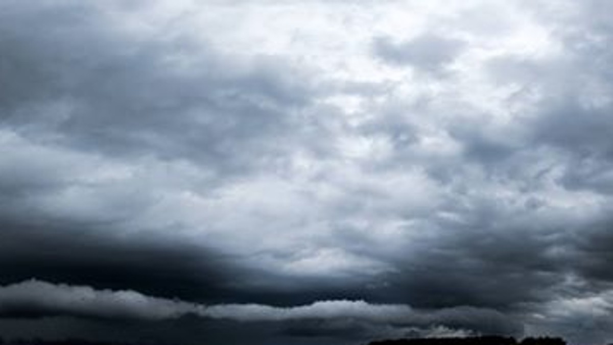 Fotograf Paweł Błaszkowski uchwycił na zdjęciu niesamowite zjawisko, jakie miało miejsce na niebie w województwie Podlaskim. Na zdjęciu widać panoramę burzy formującej się nad Łomżą i tworzący się wał szkwałowy.