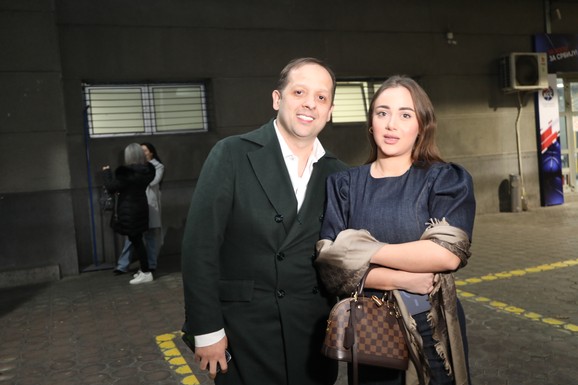 PEVAČ (40) IMA PETORO DECE, a sa 15 godina mlađom ženom sad čeka dečaka, ponosno se oglasio: "Bože, hvala ti"