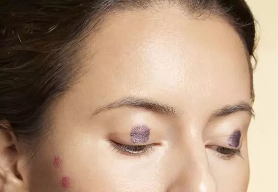 Perfekcyjny makijaż dzięki technice kropek, który robią dziewczyny o nieskazitelnej cerze