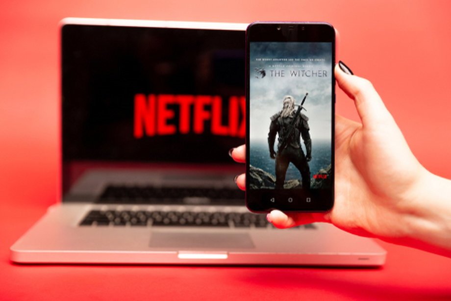 Postać Wiedźmina wykreowana przez Andrzeja Sapkowskiego to fenomen popkultury z polskim rodowodem. Serial Netfliksa na motywach powieści podbił serca widzów na całym świecie | Shutterstock