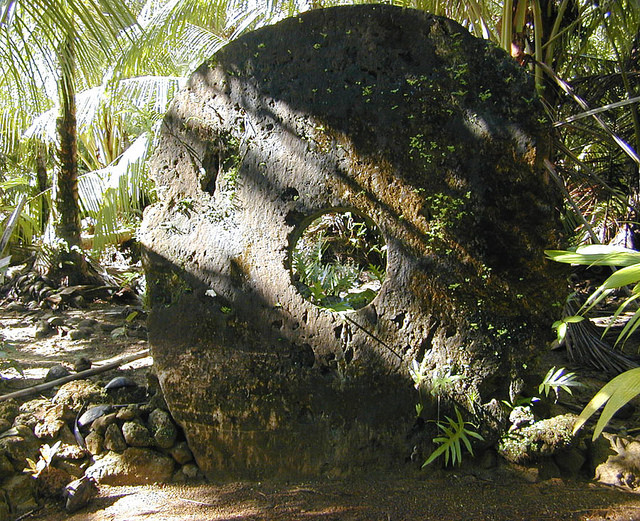 Pieniądz z kamienia, Wyspa Yap, Mikronezja, fot. Jeff McNeill, licencja CreativeCommons (Attribution-ShareAlike 2.0 Generic (CC BY-SA 2.0))/ Flickr.com