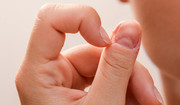 Obgryzanie paznokci i wyrywanie skórek. Naukowcy wiedzą, jak z tym skończyć