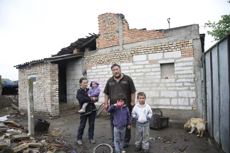 A ovde su živeli nekada, pre nego što su im "Blic fondacija" i anonimni donator poklonili novu