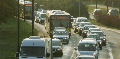 Autobusy stoją w korkach przed buspasem!