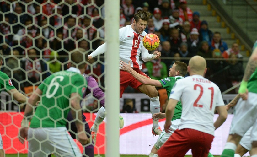 Grzegorz Krychowiak (C) i Michał Pazdan (P) pod bramką Irlandii