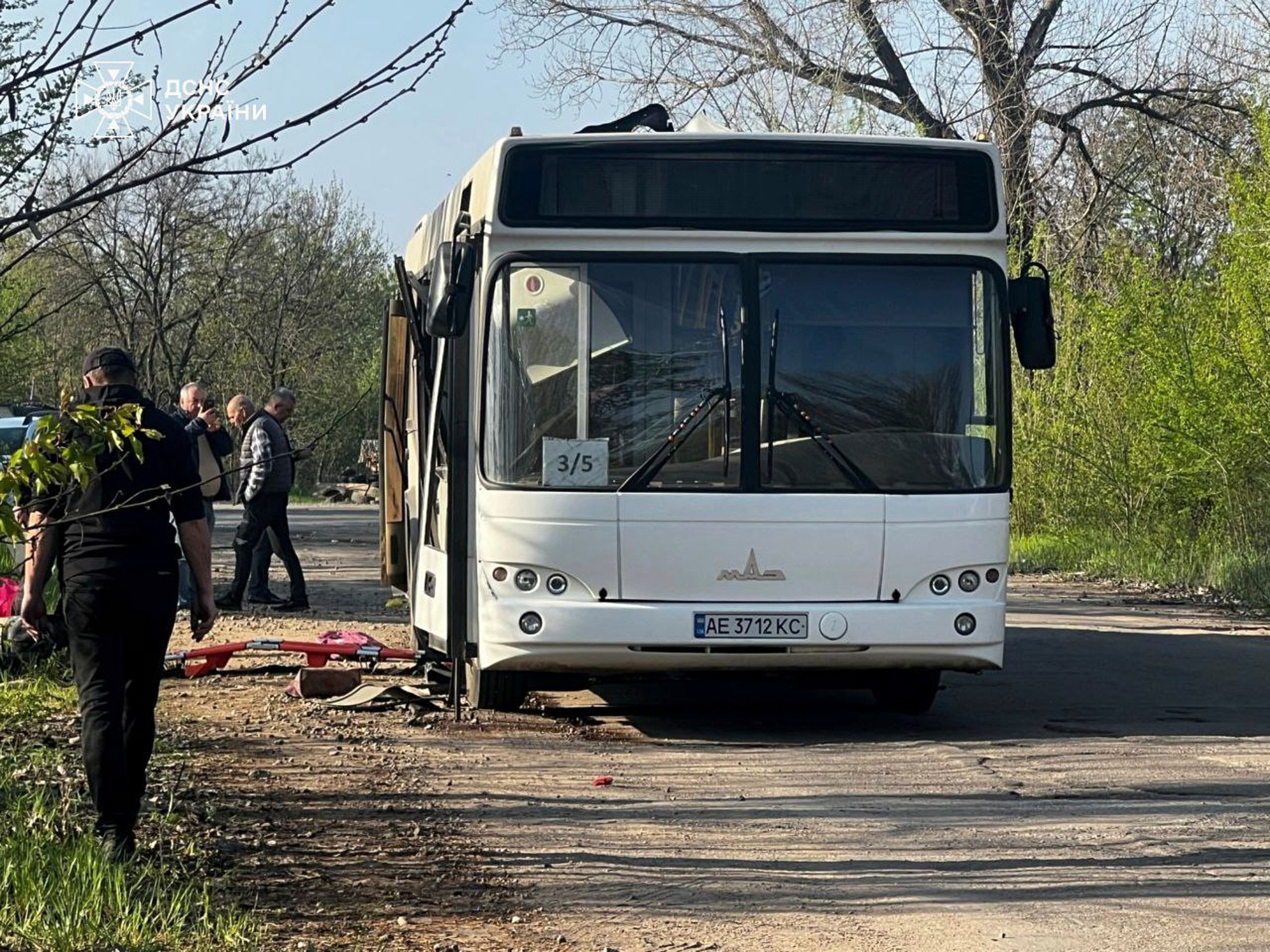 Na snímke zverejnenej ukrajinským ministerstvom pre mimoriadne situácie zničený autobus po ruskom dronovom útoku v meste Marhanec.