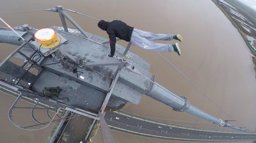 Polak na moście Humber Bridge w Wielkiej Brytanii