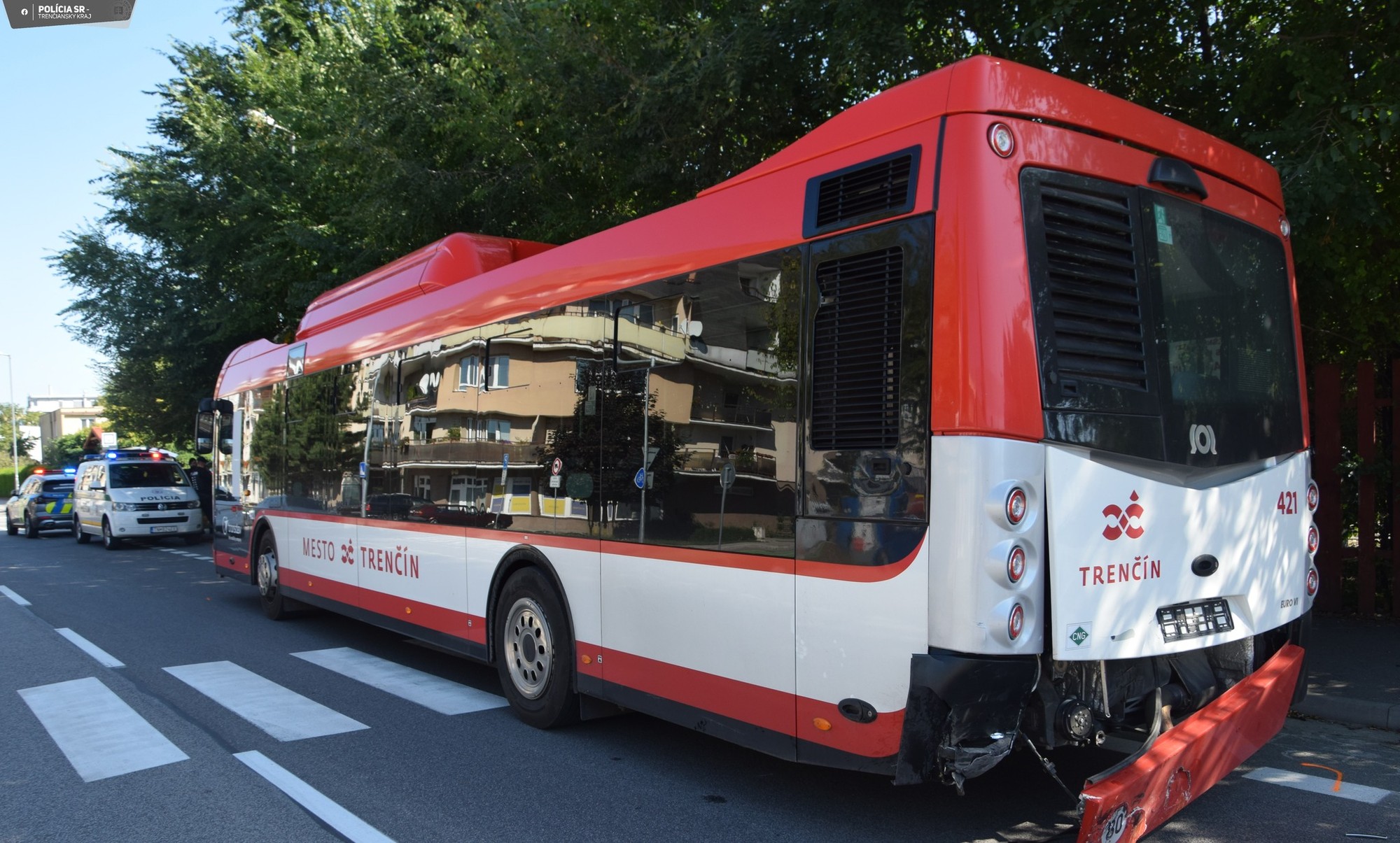 Vodič pod vplyvom alkoholu narazil v Trenčíne do autobusu MHD.