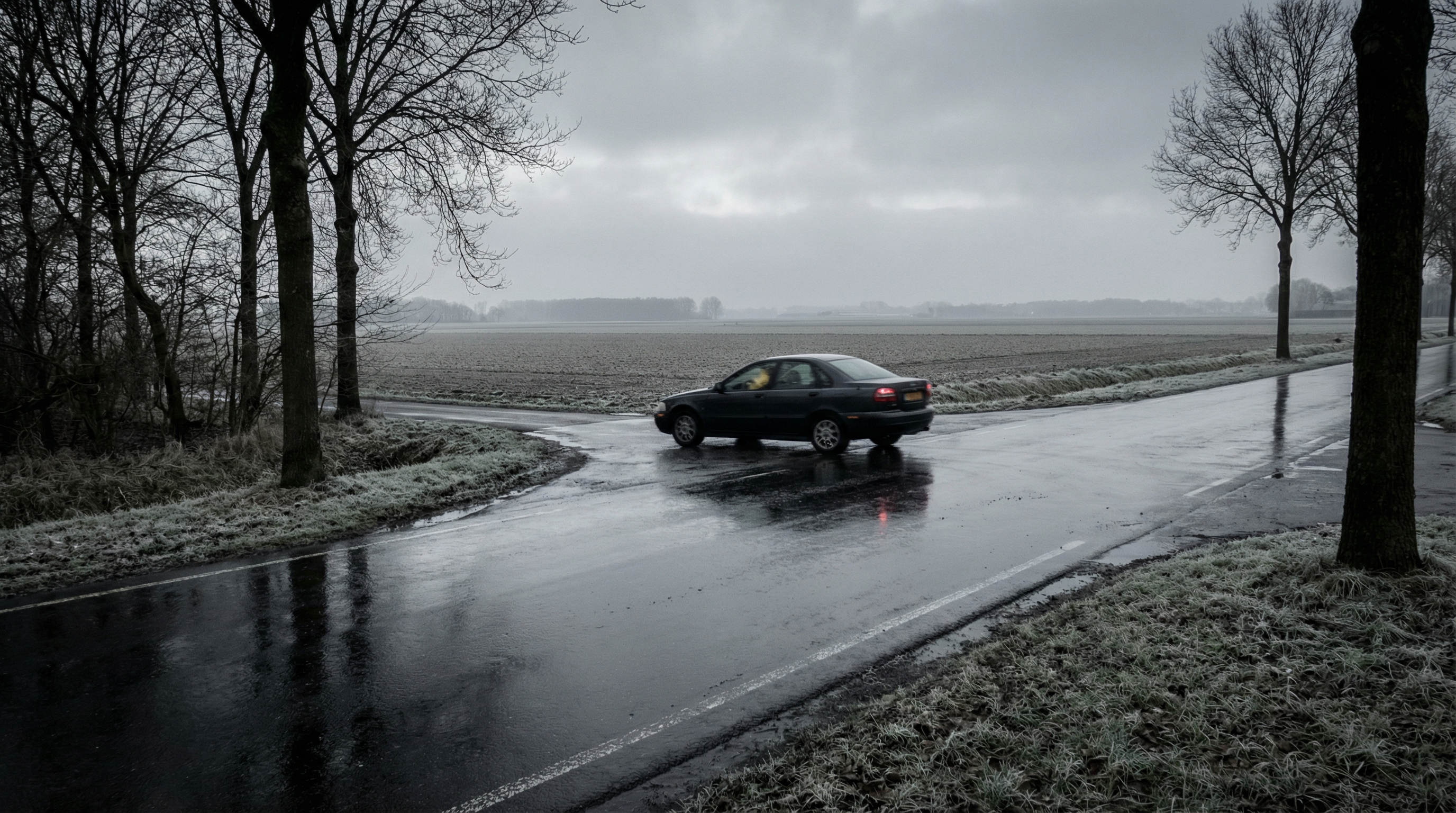 Code geel in bijna heel Nederland: auto's ondersteboven door spekgladde wegen