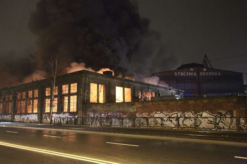 Pożar w kolebce Solidarności. Płonie hala Stoczni Gdańskiej