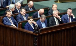 Audyt czy donos w formie audiobooku? Raport PiS o poprzednikach i dyskusja w Sejmie [RELACJA]