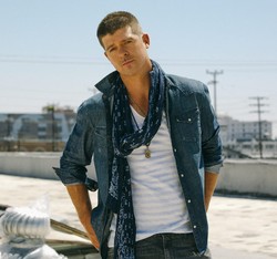 Robin Thicke w kłopotach: stracił żonę, a teraz zaliczył klapę kasową [ZDJĘCIA]