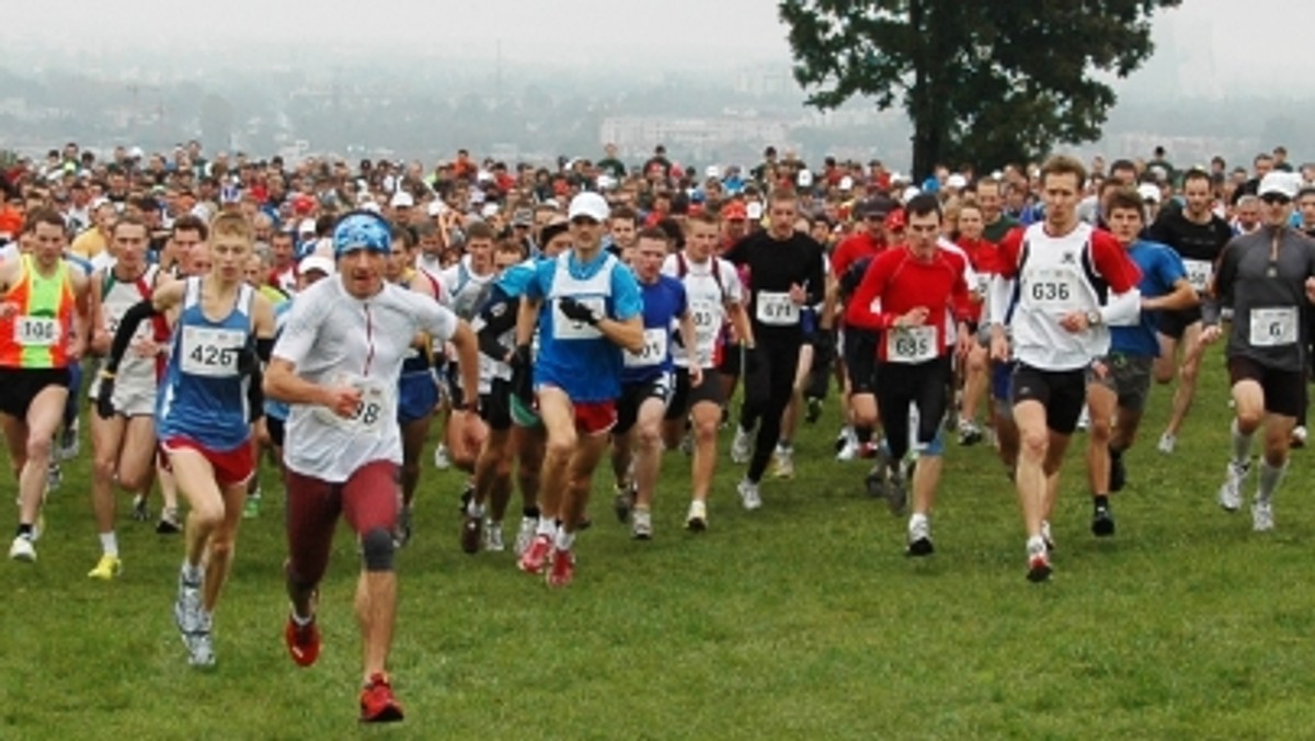 Biegiem Trzech Kopców w Krakowie 3 października zakończyliśmy cykl 10 biegów górskich i trailowych rozgrywanych w całym kraju od kwietnia 2010 roku. Na finałowej edycji zebrało się prawie 700 osób, które pokonały 13km trasę w malowniczym parku u podnóża Kopców Krakusa, Piłsudskiego i Kościuszki.