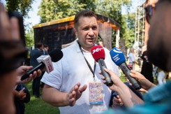 Podręcznik do HiT. Czarnek: Jest cytat w 'CK Dezerterzy', jak Kania mówi do von Nogaya...