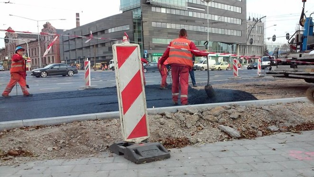 Opóźniają się prace na skrzyżowaniu marszałków w Łodzi. Do tej pory nie można przejechać remontowanym prawoskrętem z Piłsudskiego w Śmigłego Rydza przy szpitalu im. Korczaka.