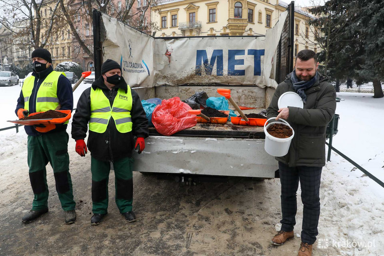 Zimowe utrzymanie. Fusy z kawy zamiast piasku