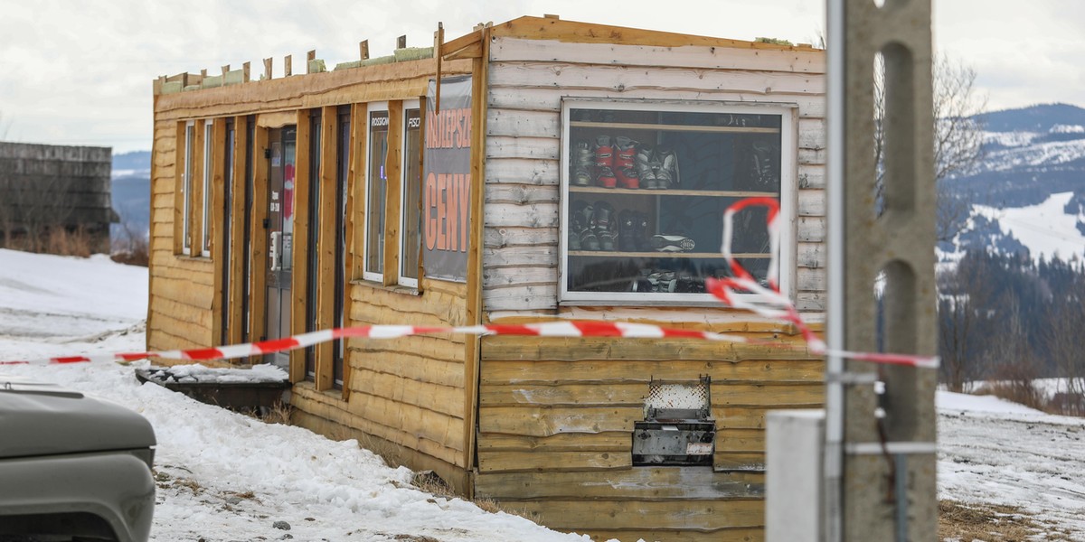 Tragedia w Bukowinie Tatrzańskiej. Wiatr zerwał dach z tego budynku. Nie żyje kobieta i jej dwie córki