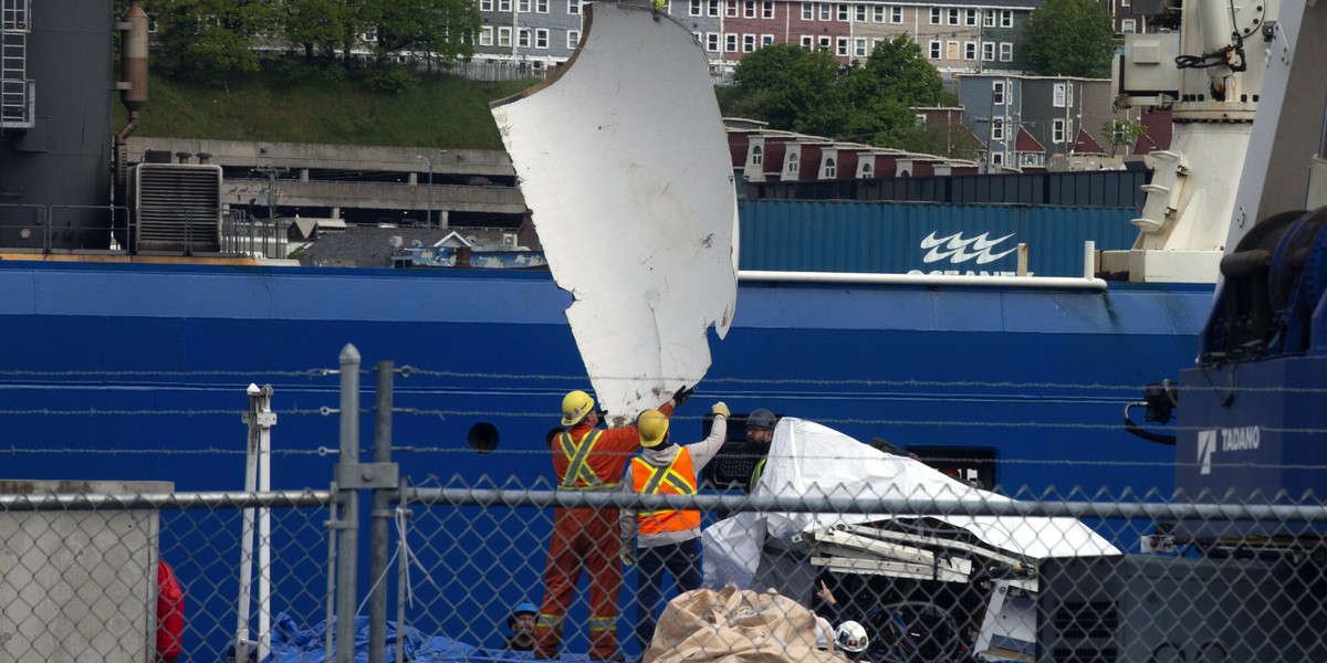 Szczątki łodzi podwodnej Titan, wydobyte z dna oceanu w pobliżu wraku Titanica, są rozładowywane ze statku Horizon Arctic na molo kanadyjskiej straży przybrzeżnej w St. John's, Nowa Fundlandia, środa, 28 czerwca 2023 r.