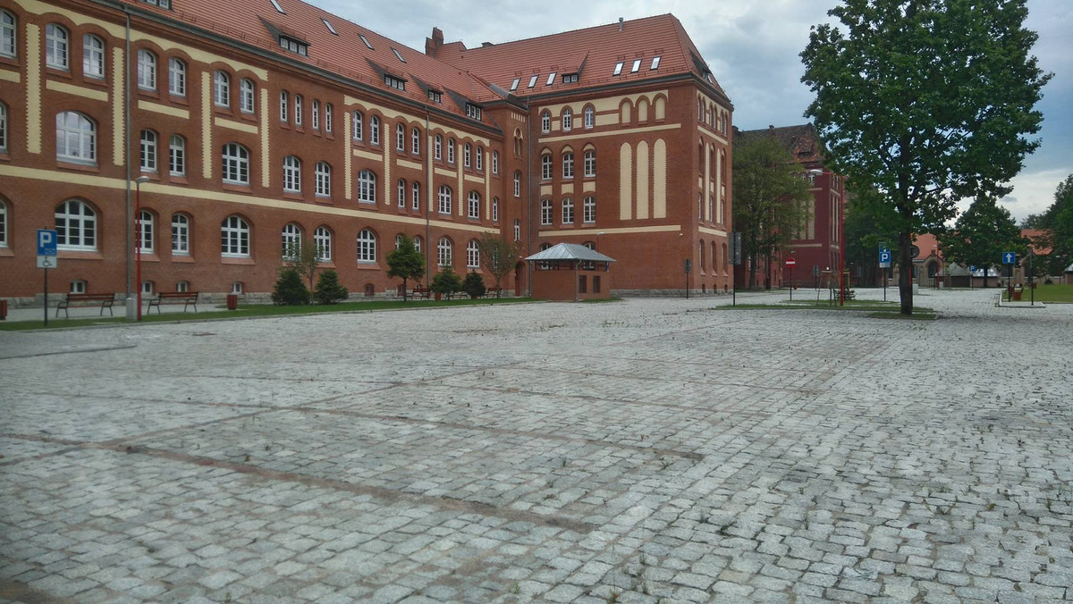 Trzy miliony złotych wydał Uniwersytet Szczeciński na nowy parking przed Wydziałem Filologicznym. Prace zakończyły się kilka miesięcy temu, ale teren wciąż nie może być użytkowany. Powód? Parking musi zostać rozebrany, a kostka ułożona od nowa.