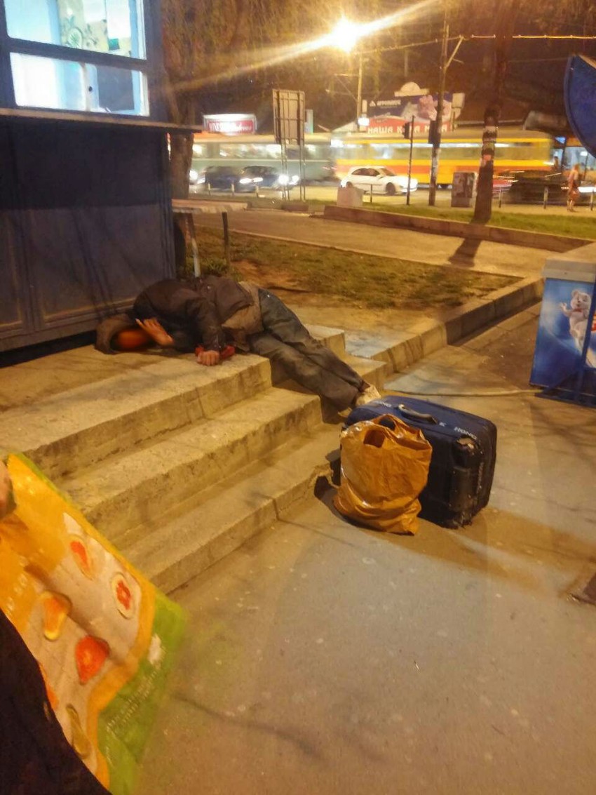 Muškarac leži kod Cvetkove pijace