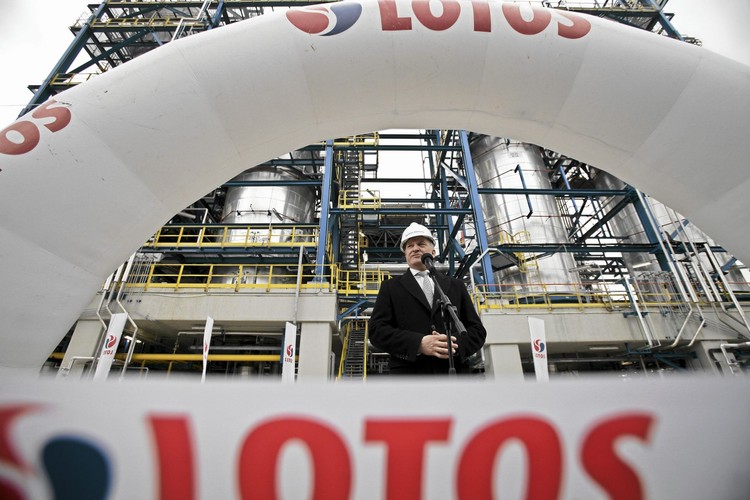 9. Paweł Olechnowicz, prezes Grupy Lotos - 11 lat i 4,9 miesiąca. Przetrwał pięciu premierów i dziesięciu ministrów skarbu państwa. Nie byłoby w tym nic nadzwyczajnego, gdyby nie fakt, że o obsadzie stanowiska prezesa gdańskiego koncernu decydują właśnie politycy. Nie darmo więc Olechnowicz uchodzi za wytrawnego gracza. To za jego rządów zdolności produkcyjne rafinerii wzrosły z 4,5 mln ton do 10,5 mln ton ropy rocznie, spółka rozpoczęła poszukiwanie i wydobycie surowców za granicą i zadebiutowała na GPW oraz weszła do indeksu WIG20. W zeszłym roku Olechnowicza ponownie wybrano na stanowisko prezesa na kolejną kadencję. Wtedy zrodził się dowcip: Jaka największa zmiana zaszła w zarządzie Grupy Lotos w ciągu ostatnich 10 lat? Prezes zgolił wąsy.