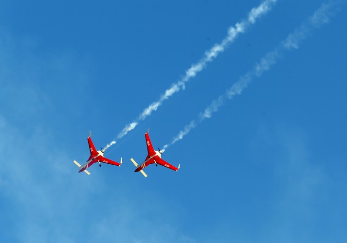 Grupa Patrouille Reva z Francji latająca samolotami Acroez podczas pokazów lotniczych Mazury Airshow 2015.<br><br> fot. (tw/cat) PAP/Tomasz Waszczuk