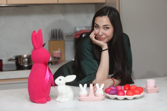 (Video) UŠLI SMO U STAN SANJE VUČIĆ Pokazala kako farba jaja, a onda joj se desio veliki peh: "Uskrs mi budi setu"