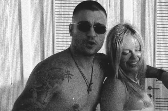 NATAŠA RODIĆ U MINIĆU, ŠIJAN BEZ MAJICE Zet i svastika u transu na putovanju: Spala joj bretela bikinija dok su igrali na plaži (Video)